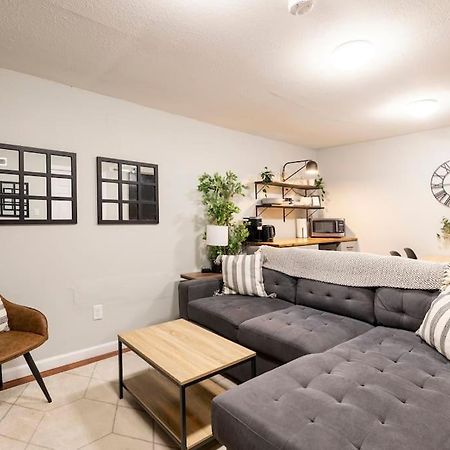 Adorable 2-Bedroom Modern Basement DEN 外观 照片