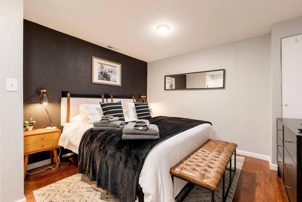 Adorable 2-Bedroom Modern Basement DEN 外观 照片