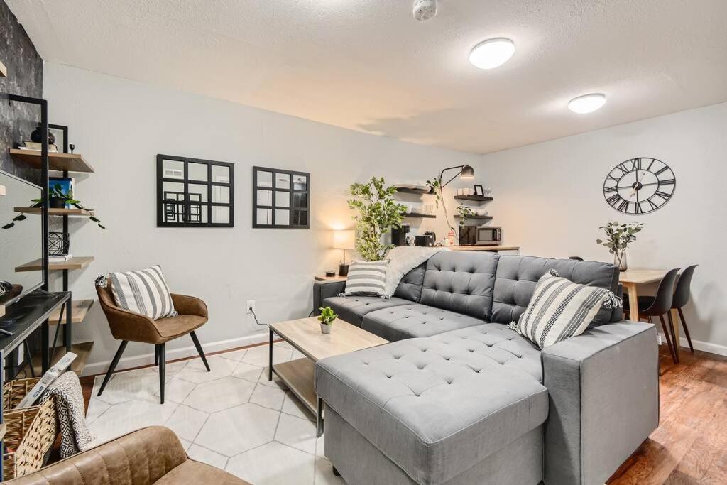 Adorable 2-Bedroom Modern Basement DEN 外观 照片