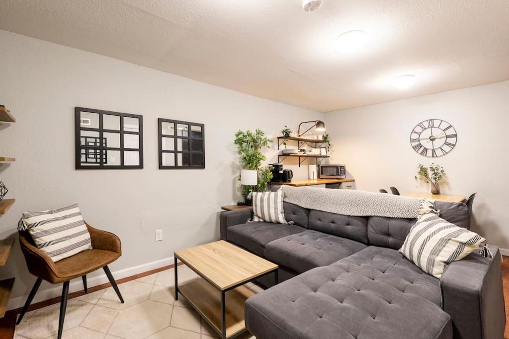 Adorable 2-Bedroom Modern Basement DEN 外观 照片