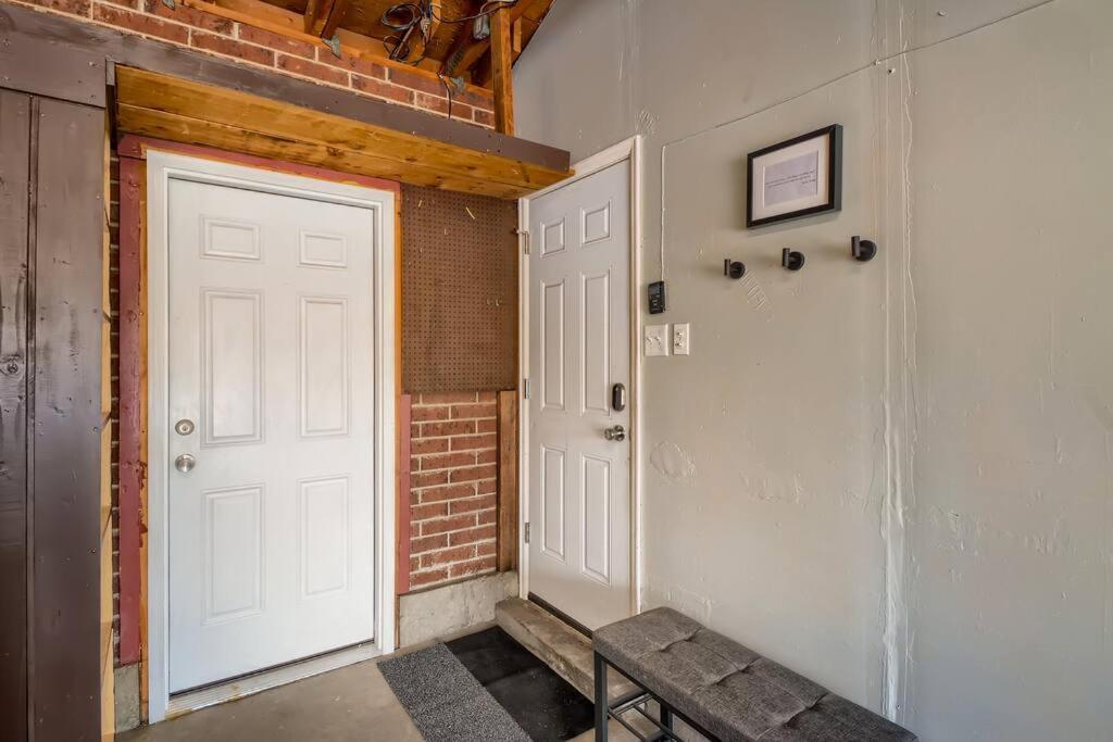 Adorable 2-Bedroom Modern Basement DEN 外观 照片