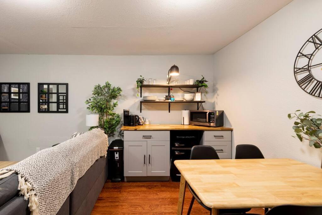 Adorable 2-Bedroom Modern Basement DEN 外观 照片