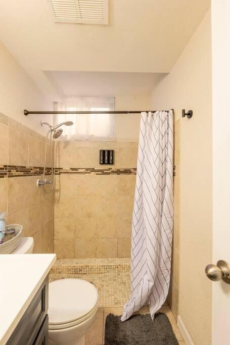 Adorable 2-Bedroom Modern Basement DEN 外观 照片