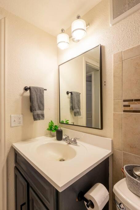 Adorable 2-Bedroom Modern Basement DEN 外观 照片