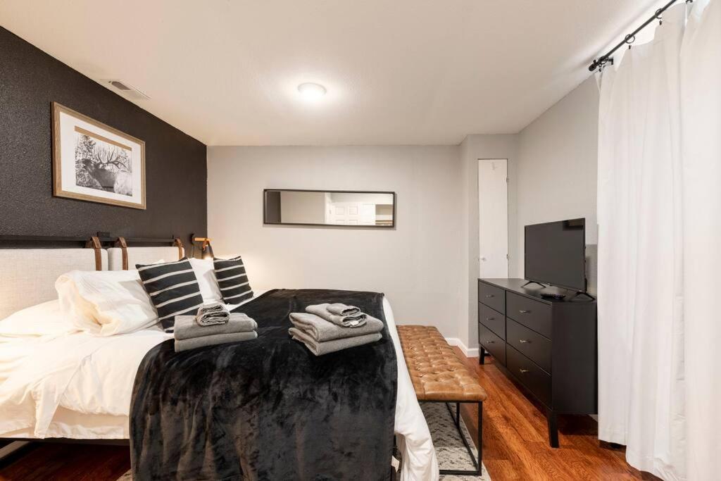 Adorable 2-Bedroom Modern Basement DEN 外观 照片