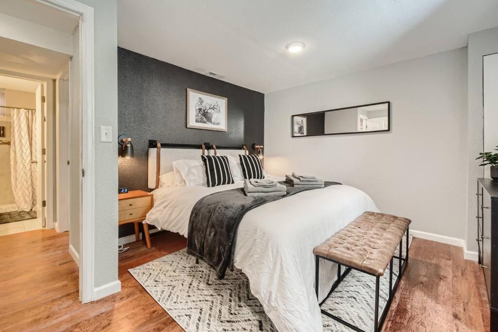 Adorable 2-Bedroom Modern Basement DEN 外观 照片