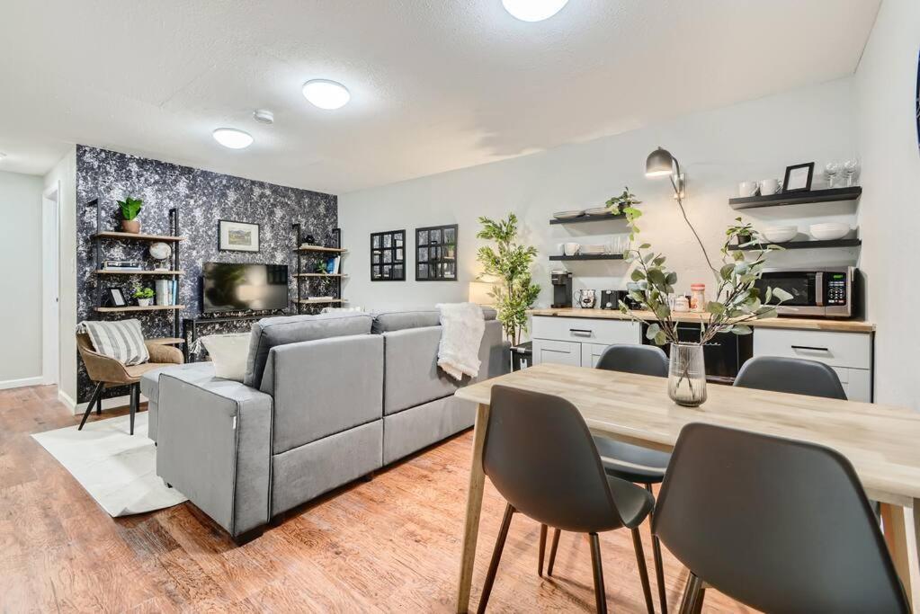 Adorable 2-Bedroom Modern Basement DEN 外观 照片