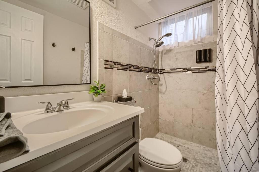Adorable 2-Bedroom Modern Basement DEN 外观 照片