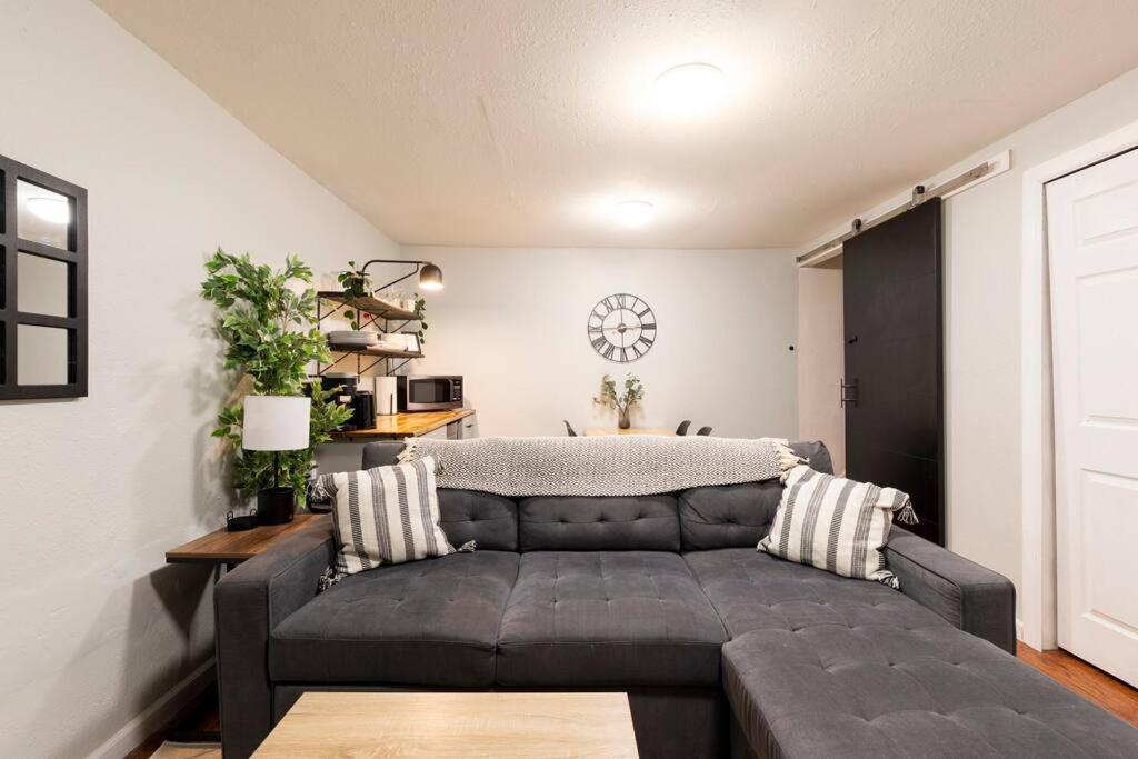 Adorable 2-Bedroom Modern Basement DEN 外观 照片