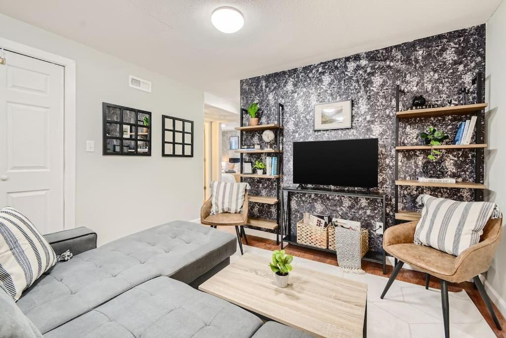 Adorable 2-Bedroom Modern Basement DEN 外观 照片