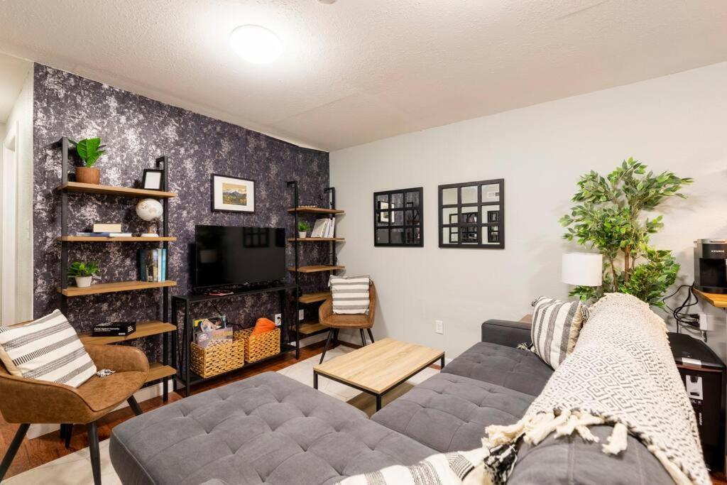 Adorable 2-Bedroom Modern Basement DEN 外观 照片