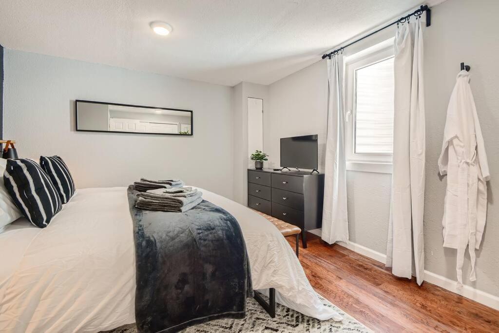 Adorable 2-Bedroom Modern Basement DEN 外观 照片