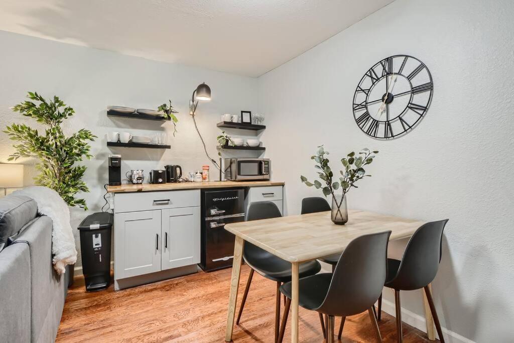 Adorable 2-Bedroom Modern Basement DEN 外观 照片