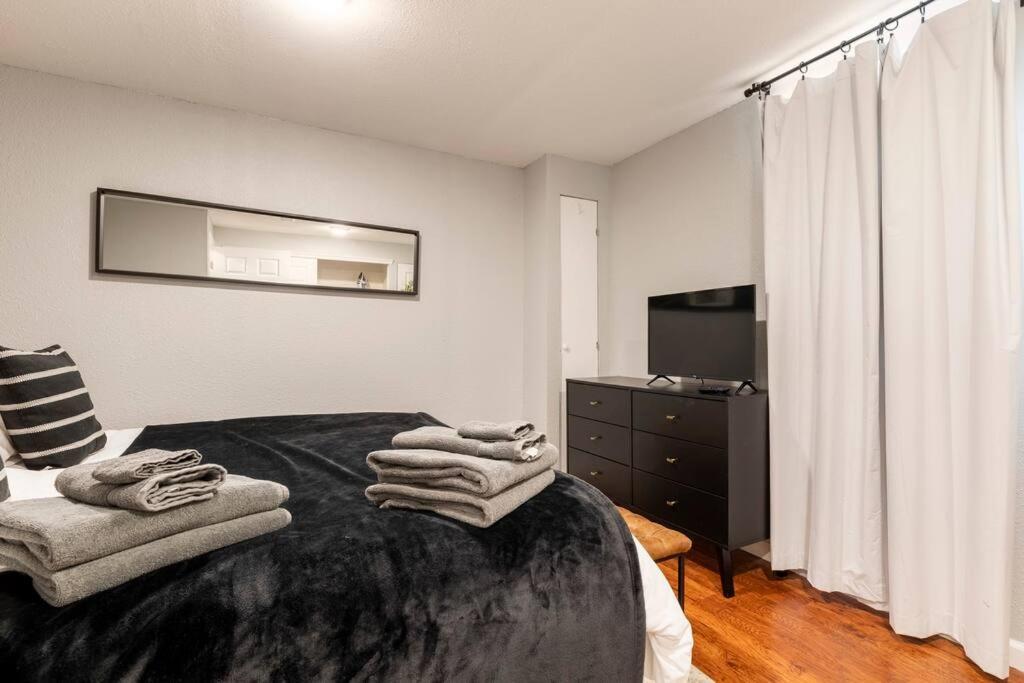 Adorable 2-Bedroom Modern Basement DEN 外观 照片
