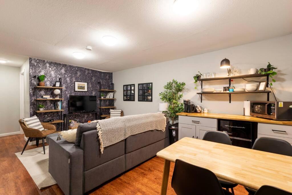 Adorable 2-Bedroom Modern Basement DEN 外观 照片